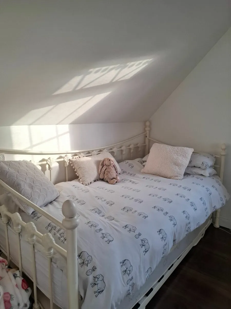 Single bed - Image 1