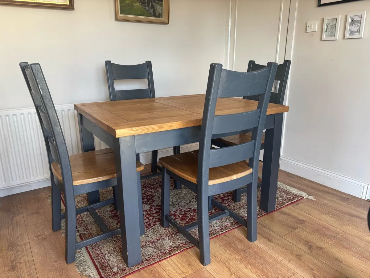 Oak dining table and chairs - Image 1