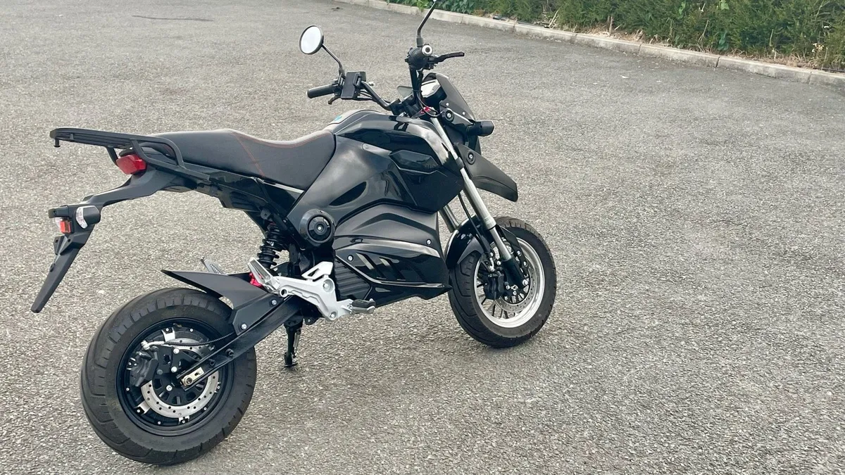 THUNDER EM5 SPORTBIKE SCOOTER - Image 1