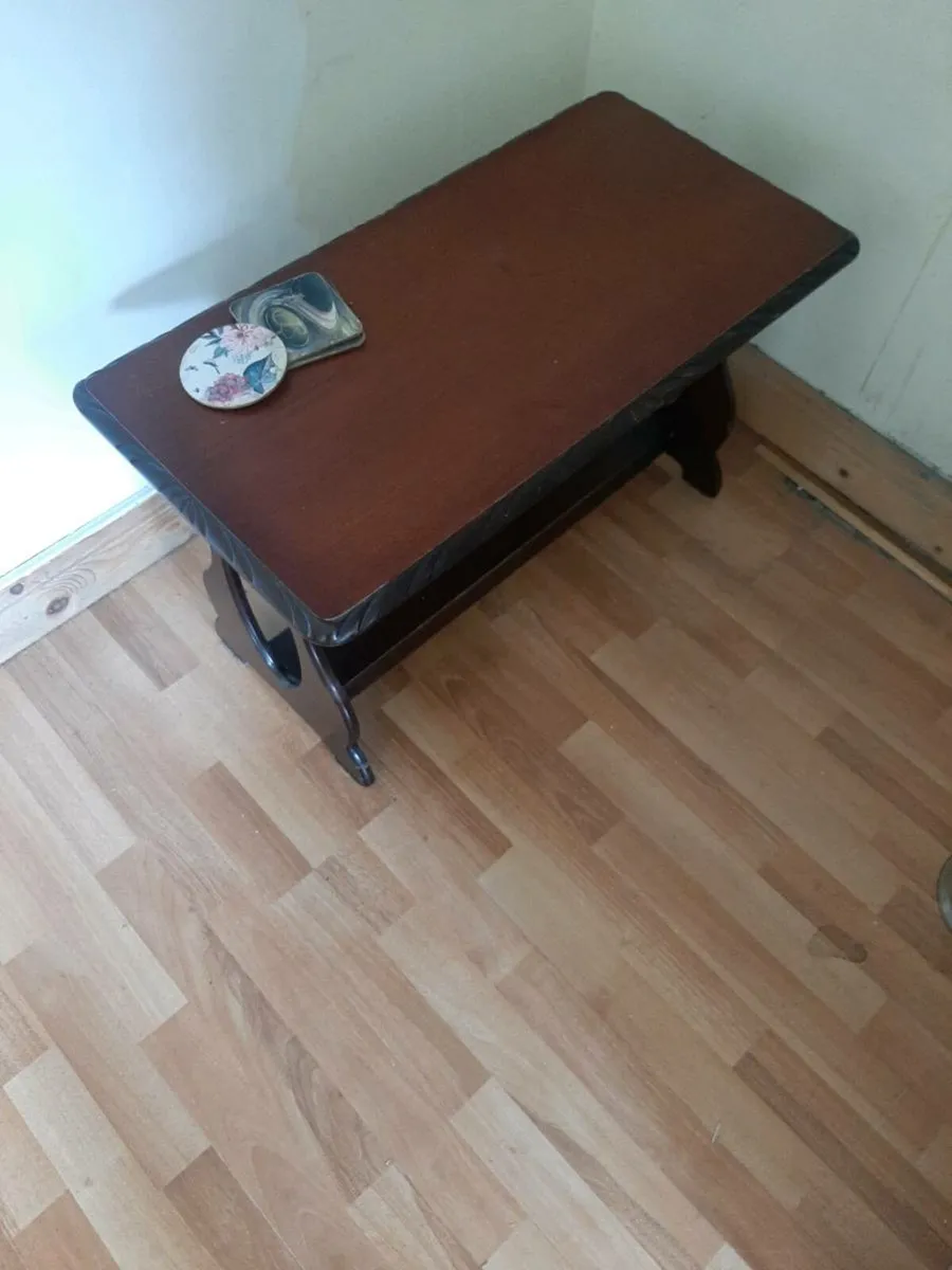 Coffee table with matching mirror - Image 1