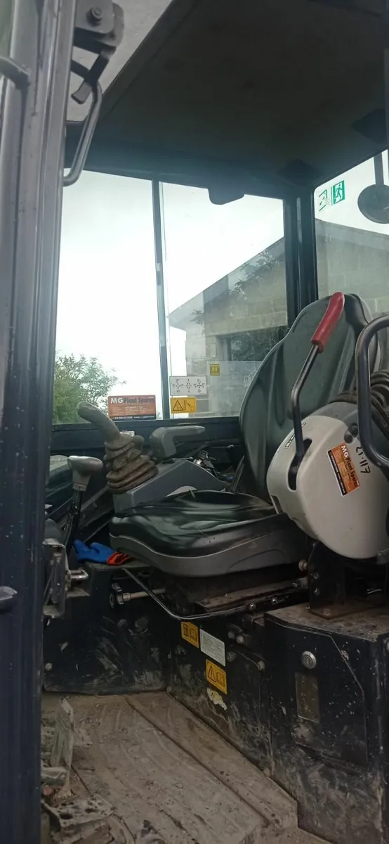 Hitach zx26U mini digger - Image 2