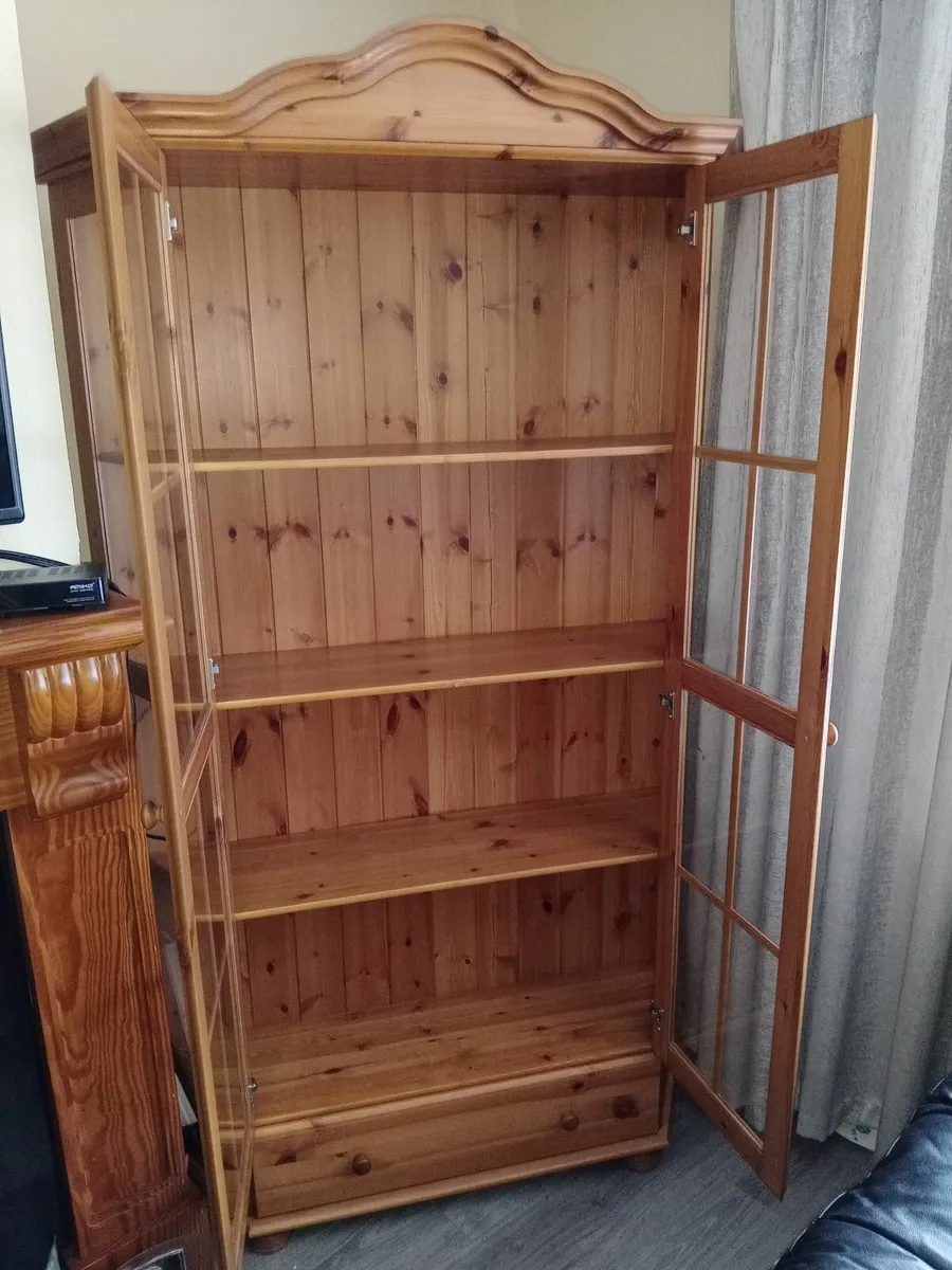 Beautiful big display cabinet - Image 2
