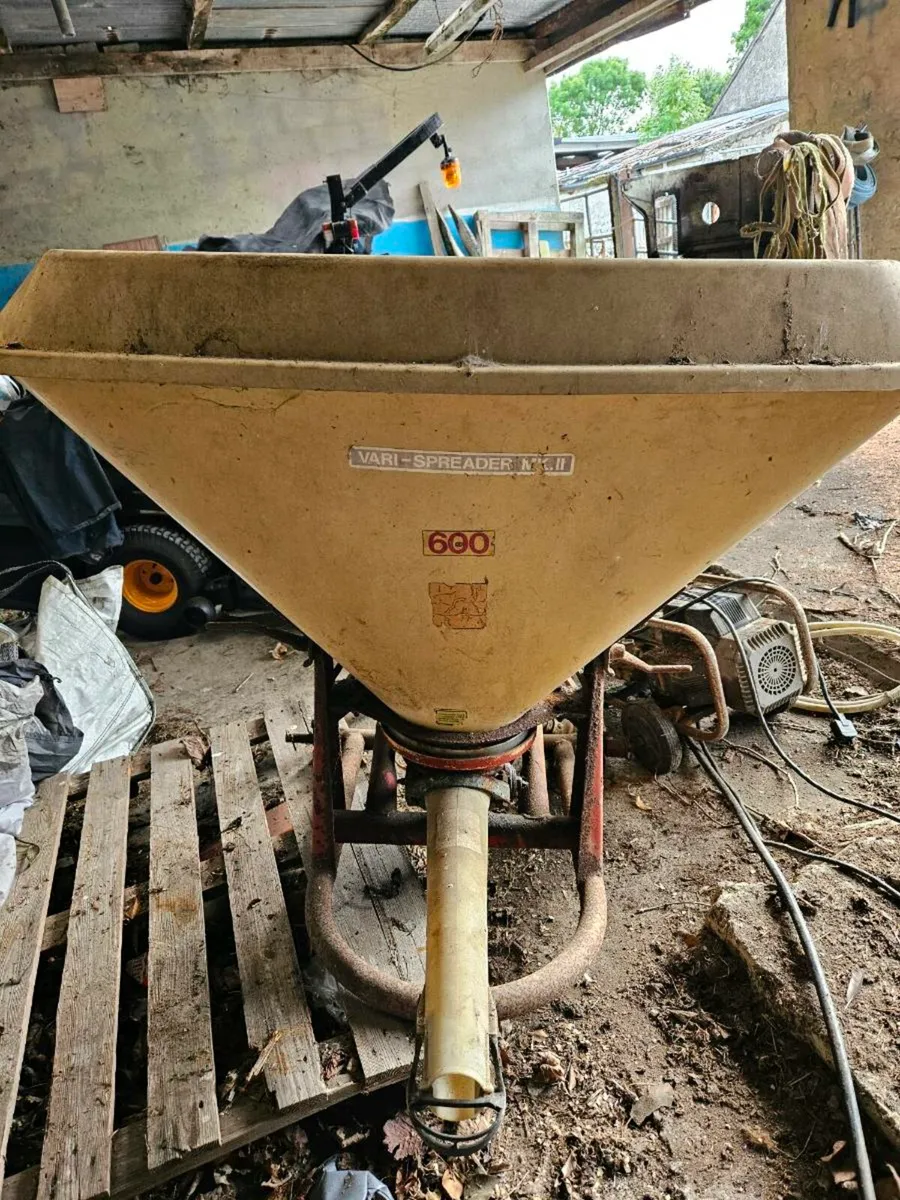 Vicon fertilizer spreader - Image 1
