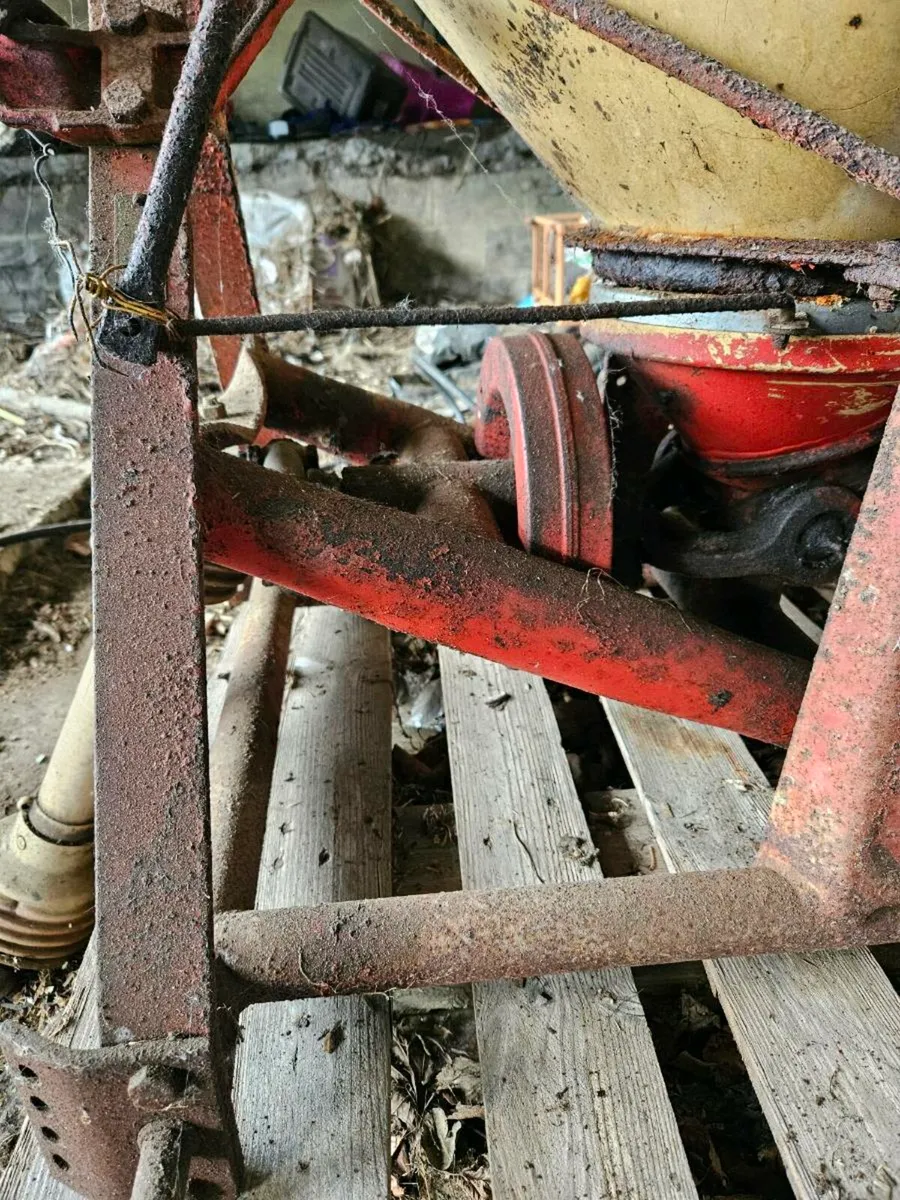 Vicon fertilizer spreader - Image 3