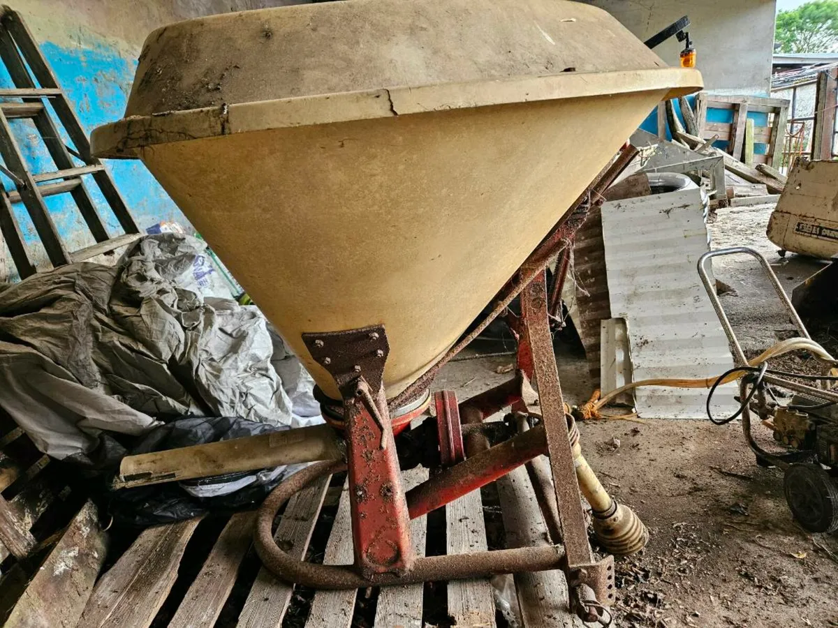 Vicon fertilizer spreader - Image 4