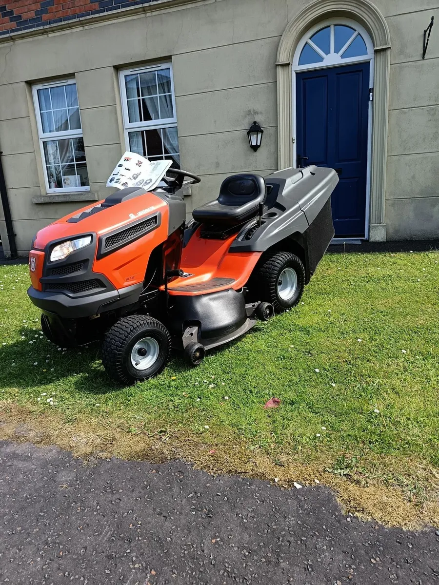Husqvarna petrol ride on lawnmower - Image 4