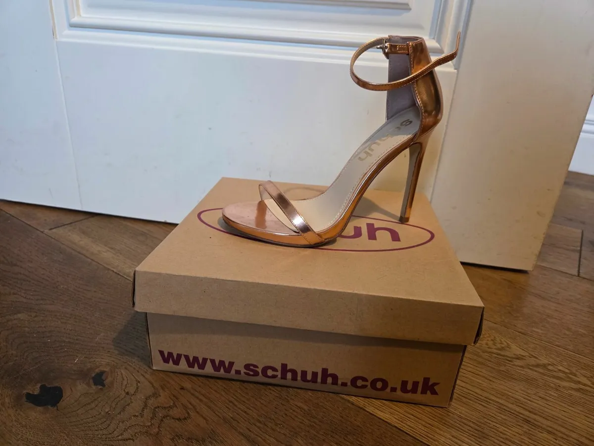 Schuh "all eyes on you" strappy sandle