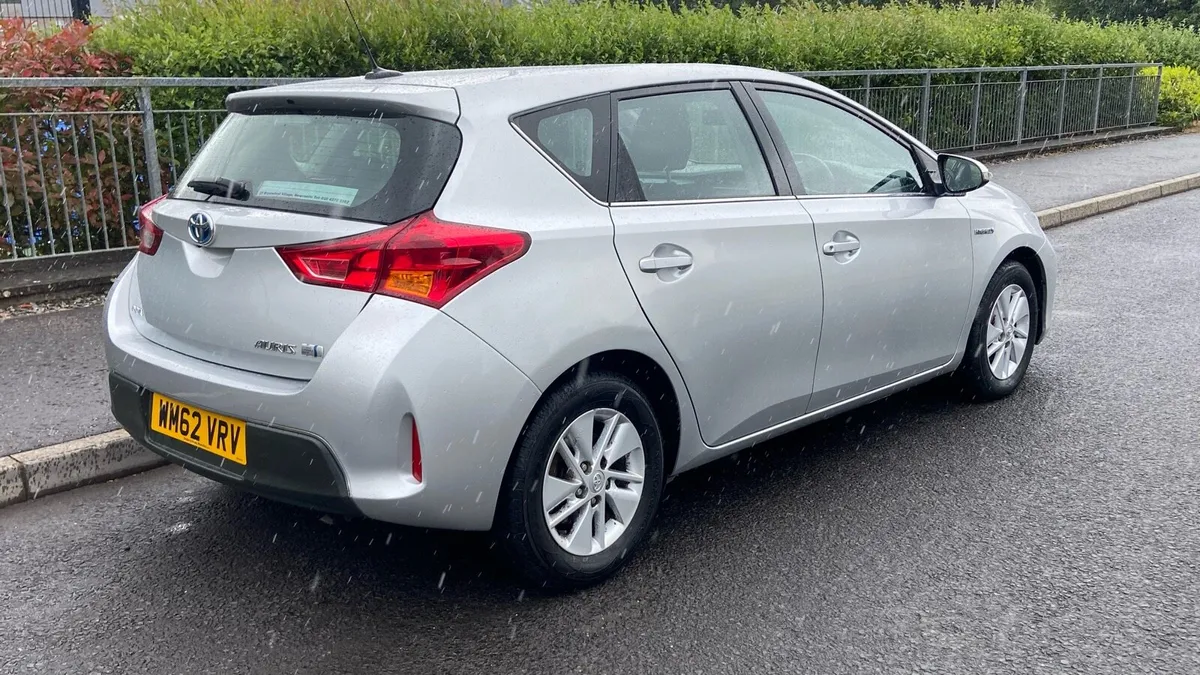 2013 Toyota auris hybrid - Image 2
