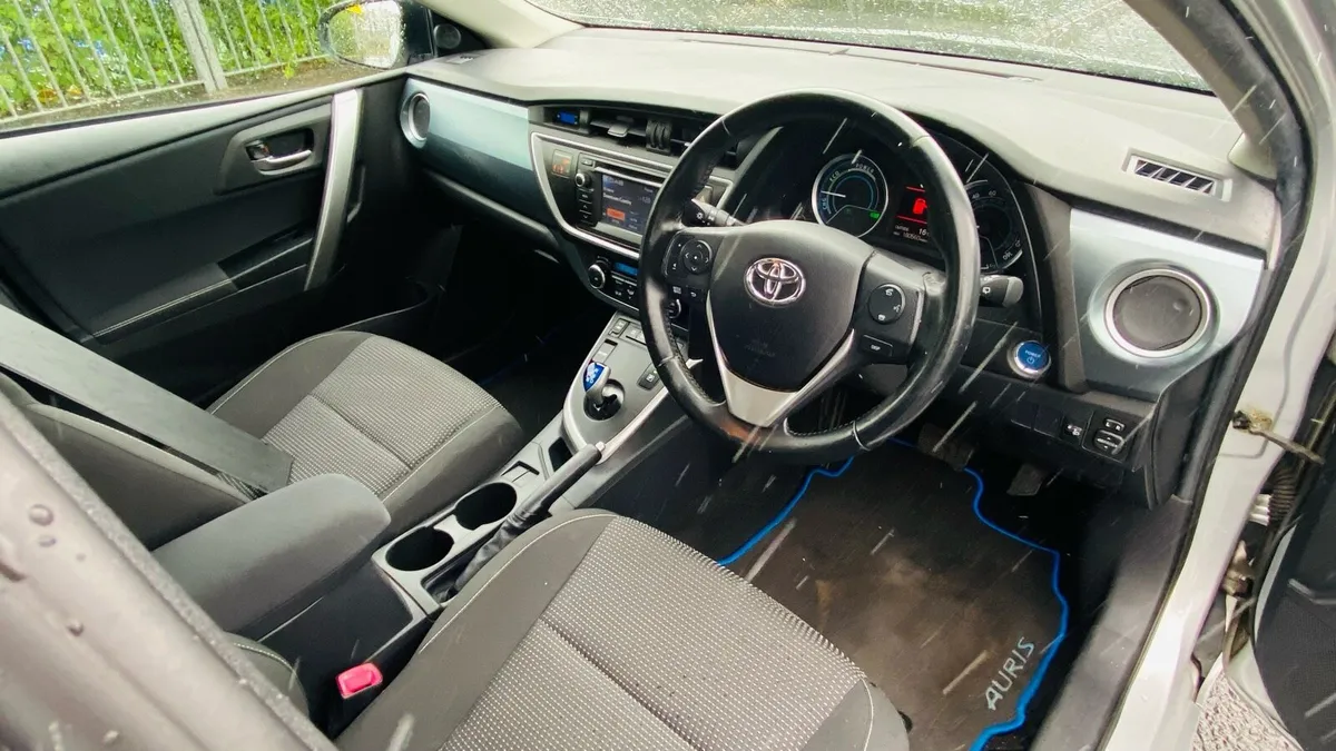 2013 Toyota auris hybrid - Image 4