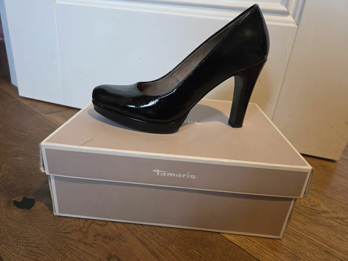 Tamaris black patent court shoe