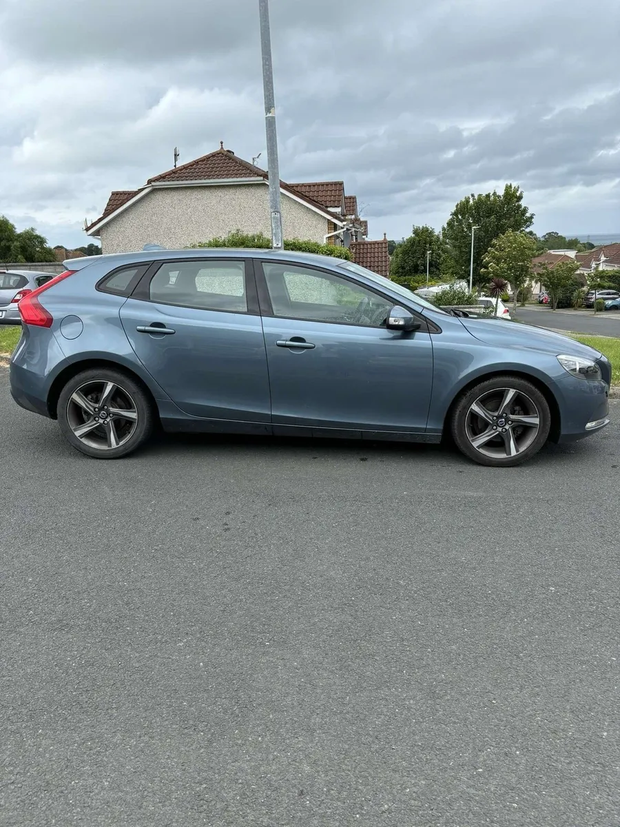 Volvo V40 D2 - Image 1