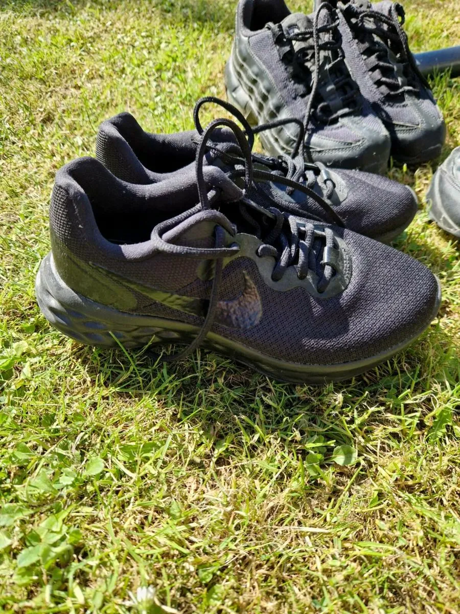3 pair of nikes - Image 2