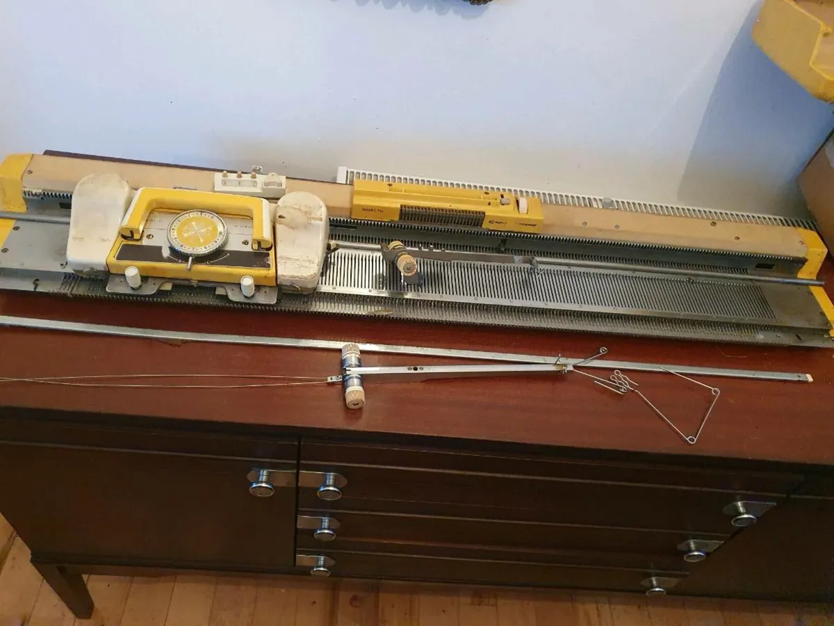 Empisal knitmaster 321 pro knit machine complete - Image 1
