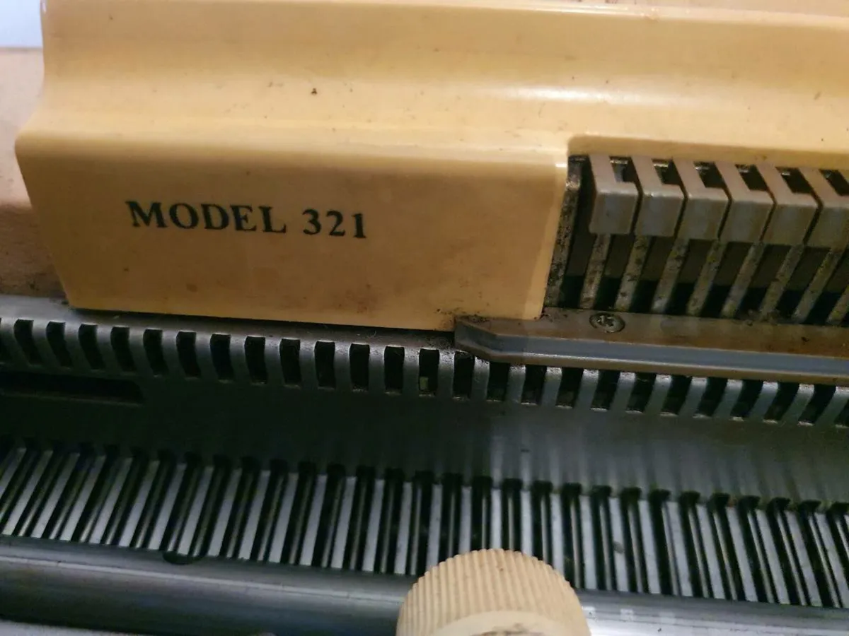 Empisal knitmaster 321 pro knit machine complete - Image 3