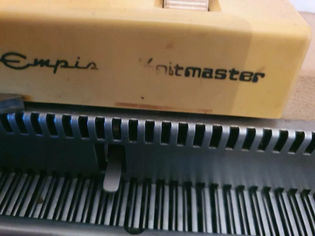 Empisal knitmaster 321 pro knit machine complete - Image 4