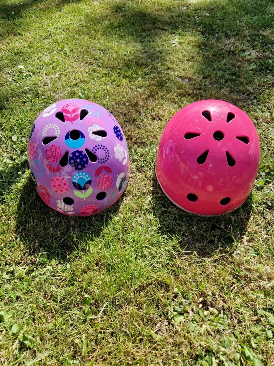 2 girls cycle helmets - Image 1