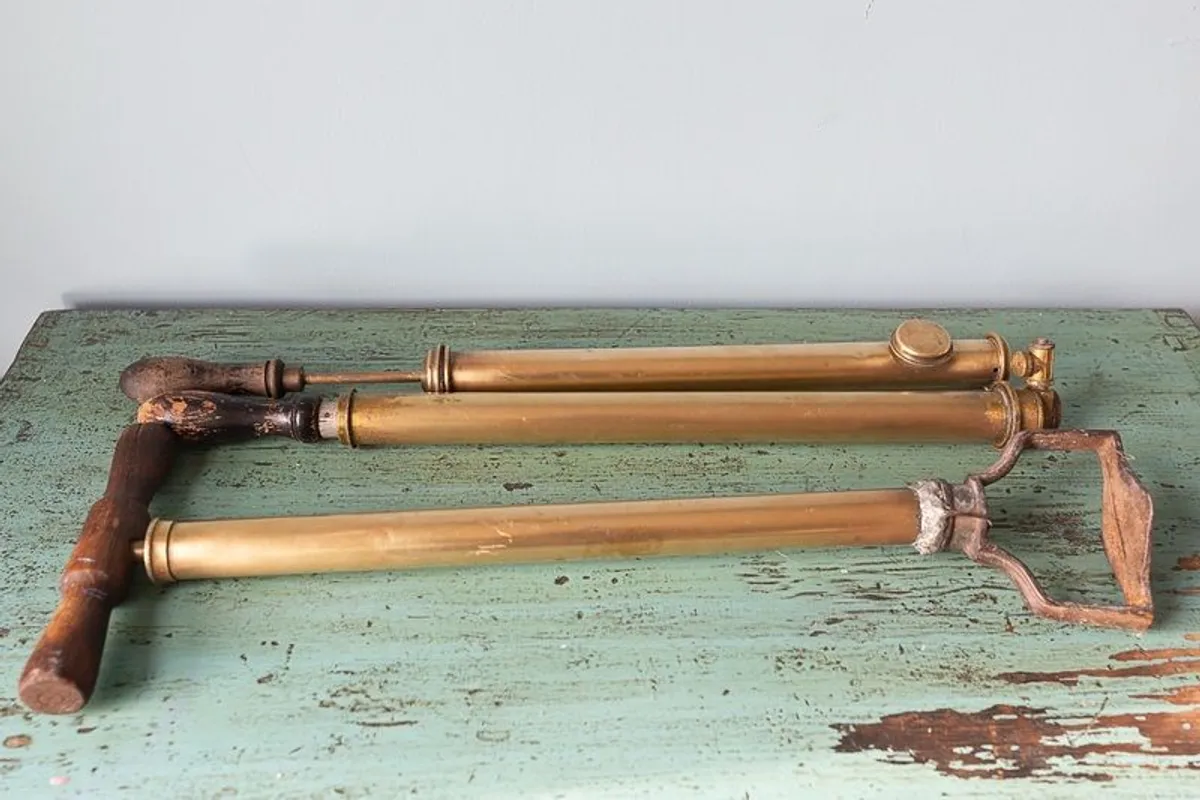 Garden brass sprayers and a brass fire sprayer - Image 4