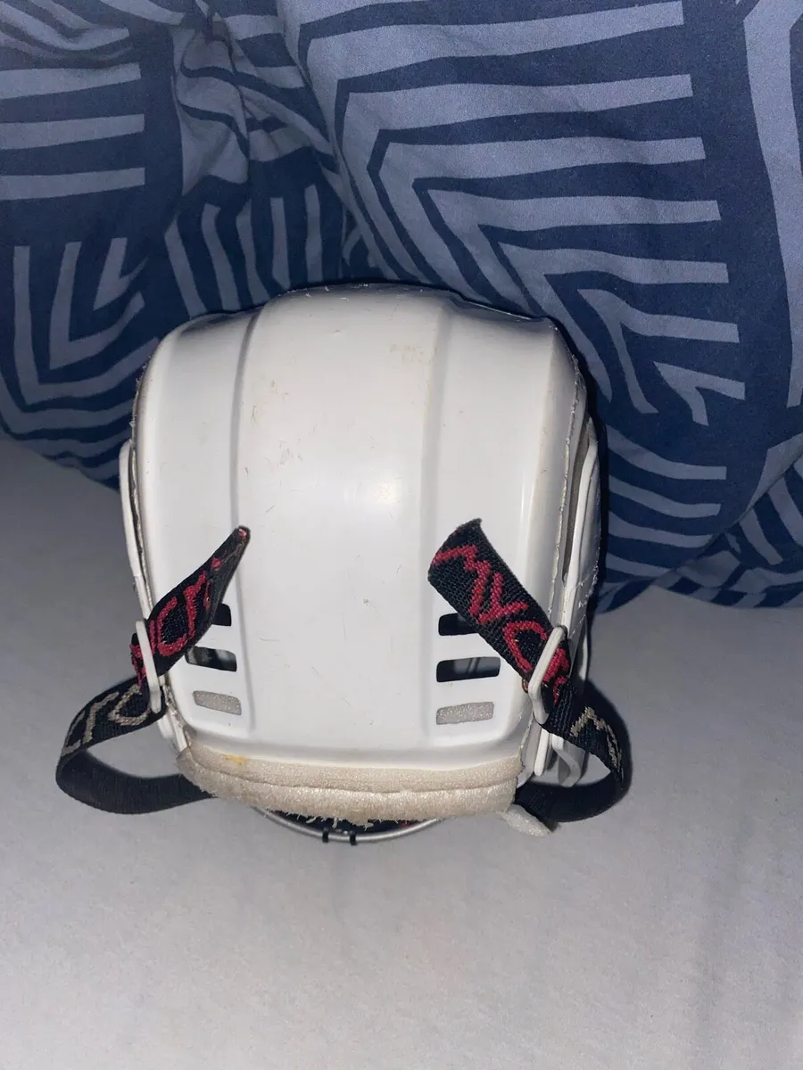 Hurling helmet - Image 3