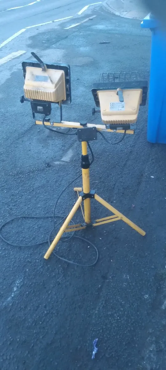 Stand up floodlights extends as well - Image 2