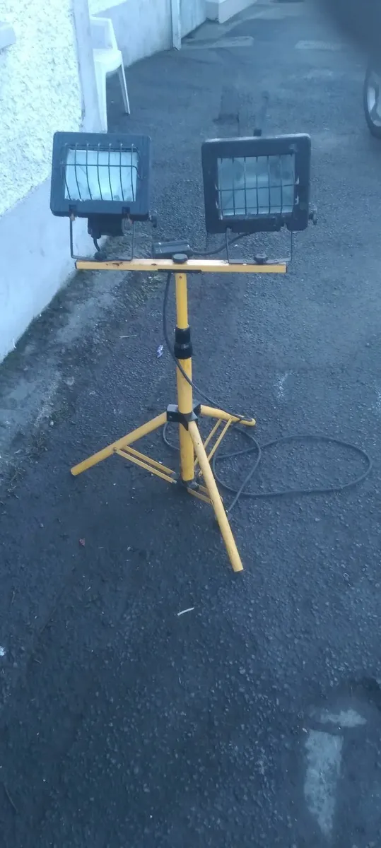Stand up floodlights extends as well - Image 1