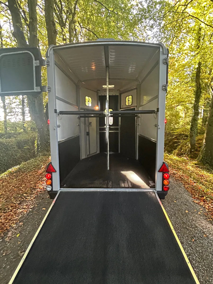 New Ifor Williams HB506 Deluxe Horsebox - Image 2