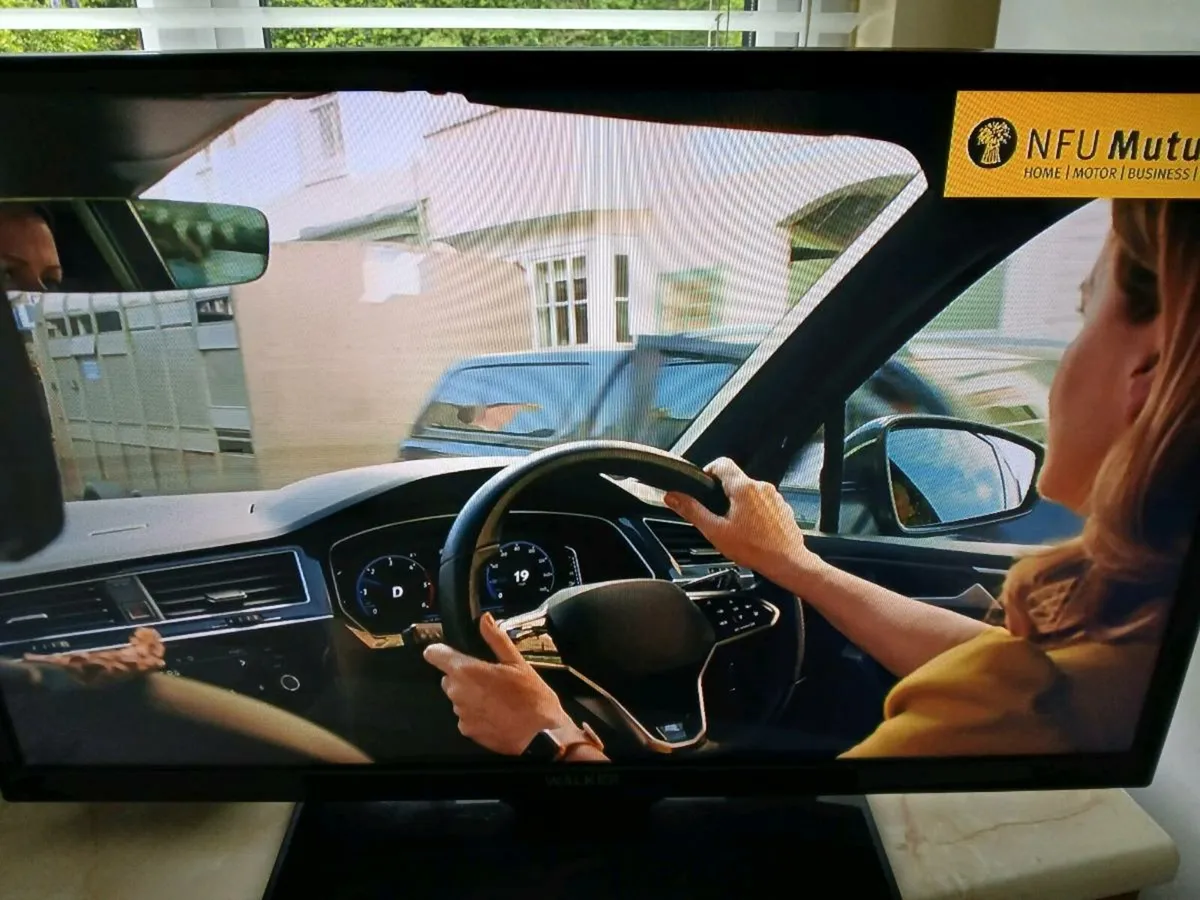 Walker 32 inch Smart 4k hdmi Saorview tv - Image 1