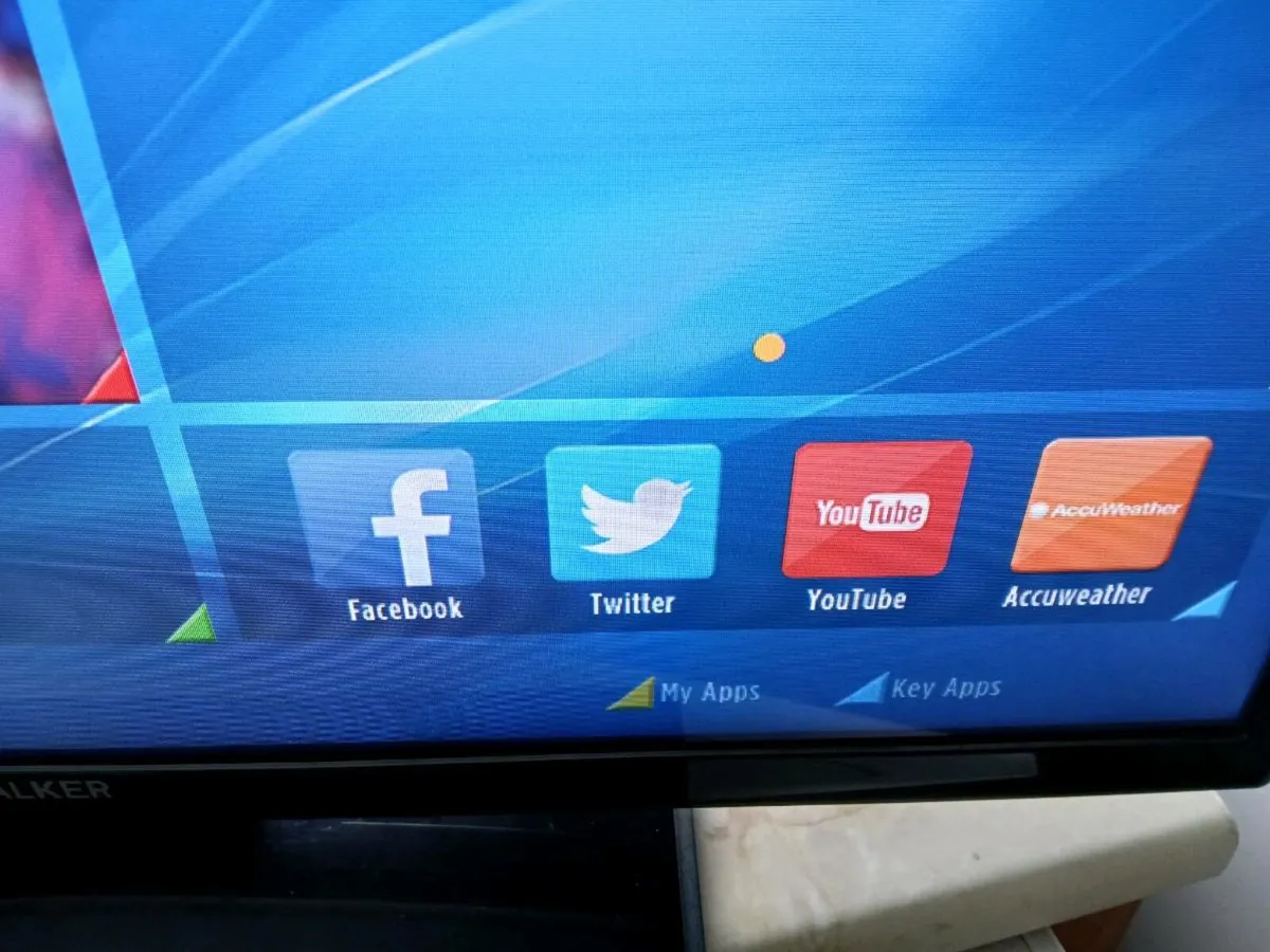 Walker 32 inch Smart 4k hdmi Saorview tv - Image 3