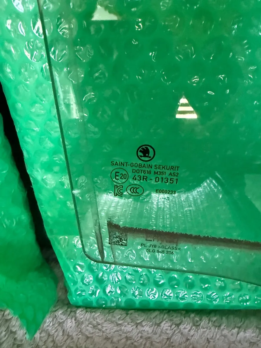 Clear windows Skoda Enyaq back doors Taxi - Image 2