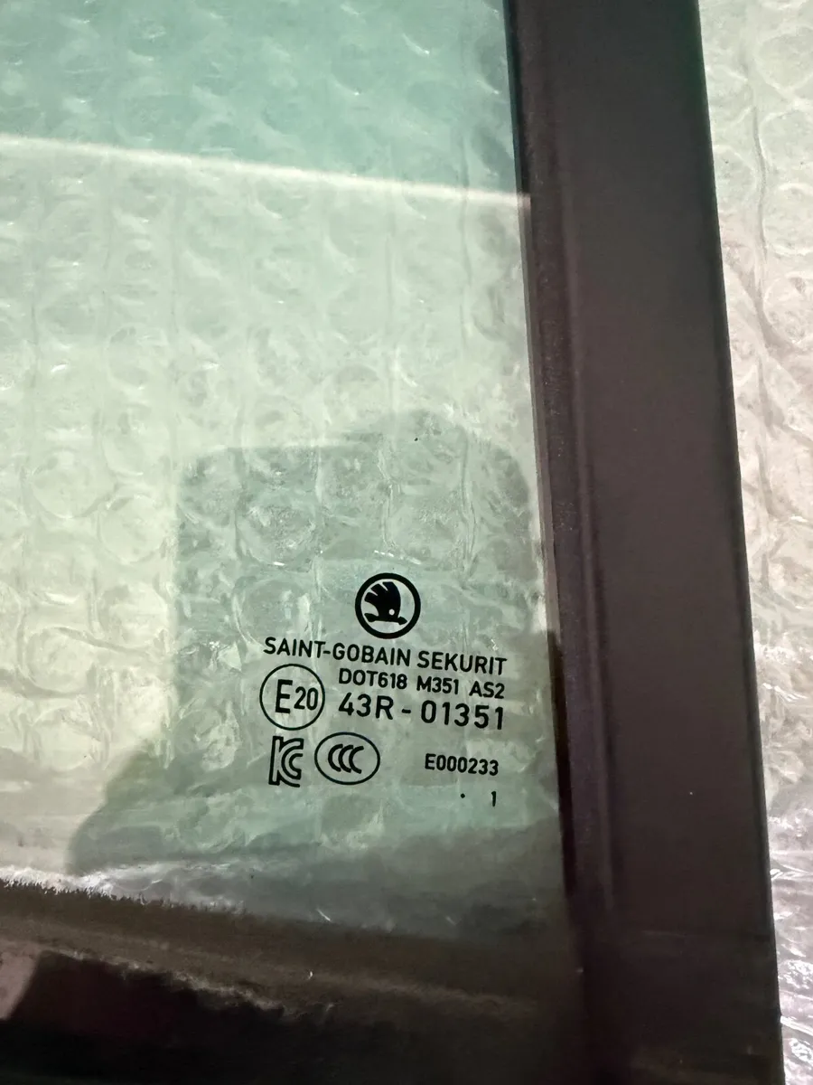 Clear windows Skoda Enyaq back doors Taxi - Image 4