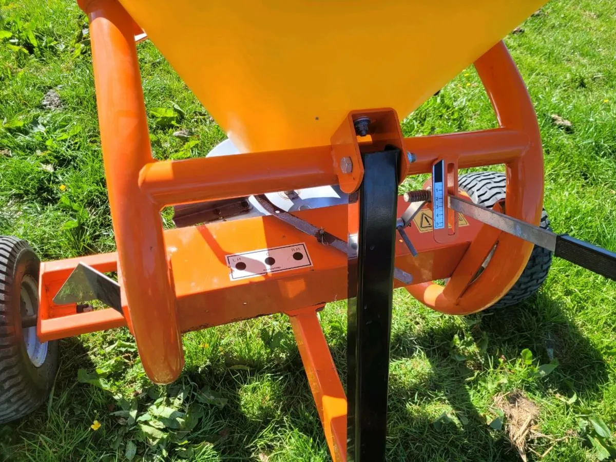 Quad fertiliser spreader - Image 3