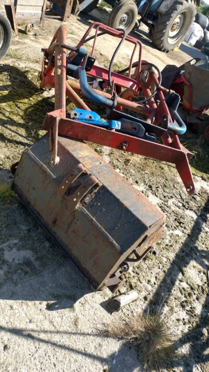 Quicke, trip loader and bucket - Image 1