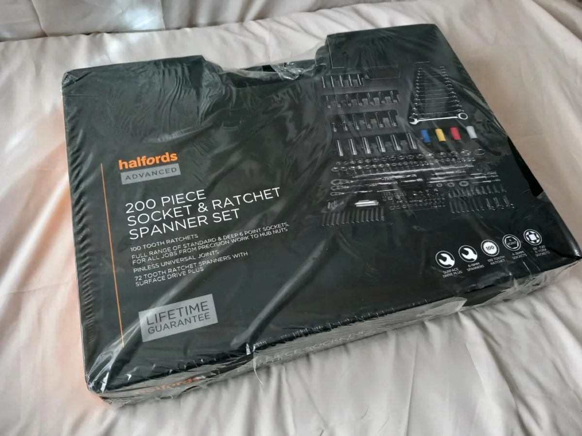 Halfords 200pce socket set brand new in box - Image 1