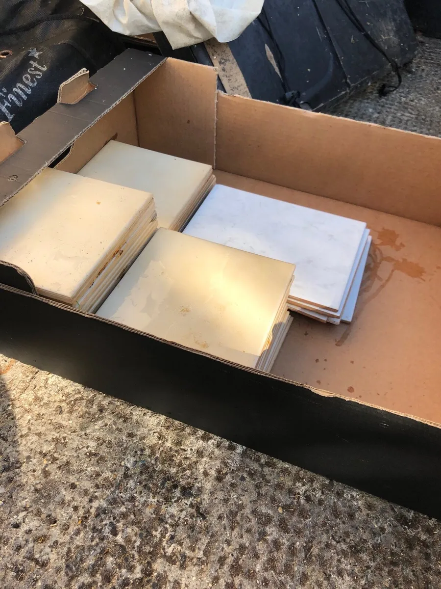 Box of wall tiles - Image 1