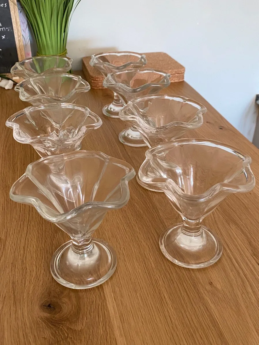 8 sundae glasses/bowls - Image 1