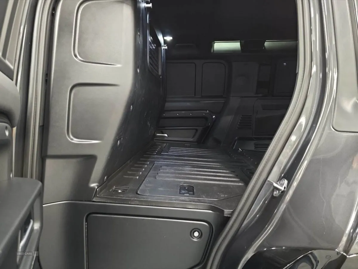 Land Rover Defender 3.0 D300 Hard Top X-dynamic H - Image 4