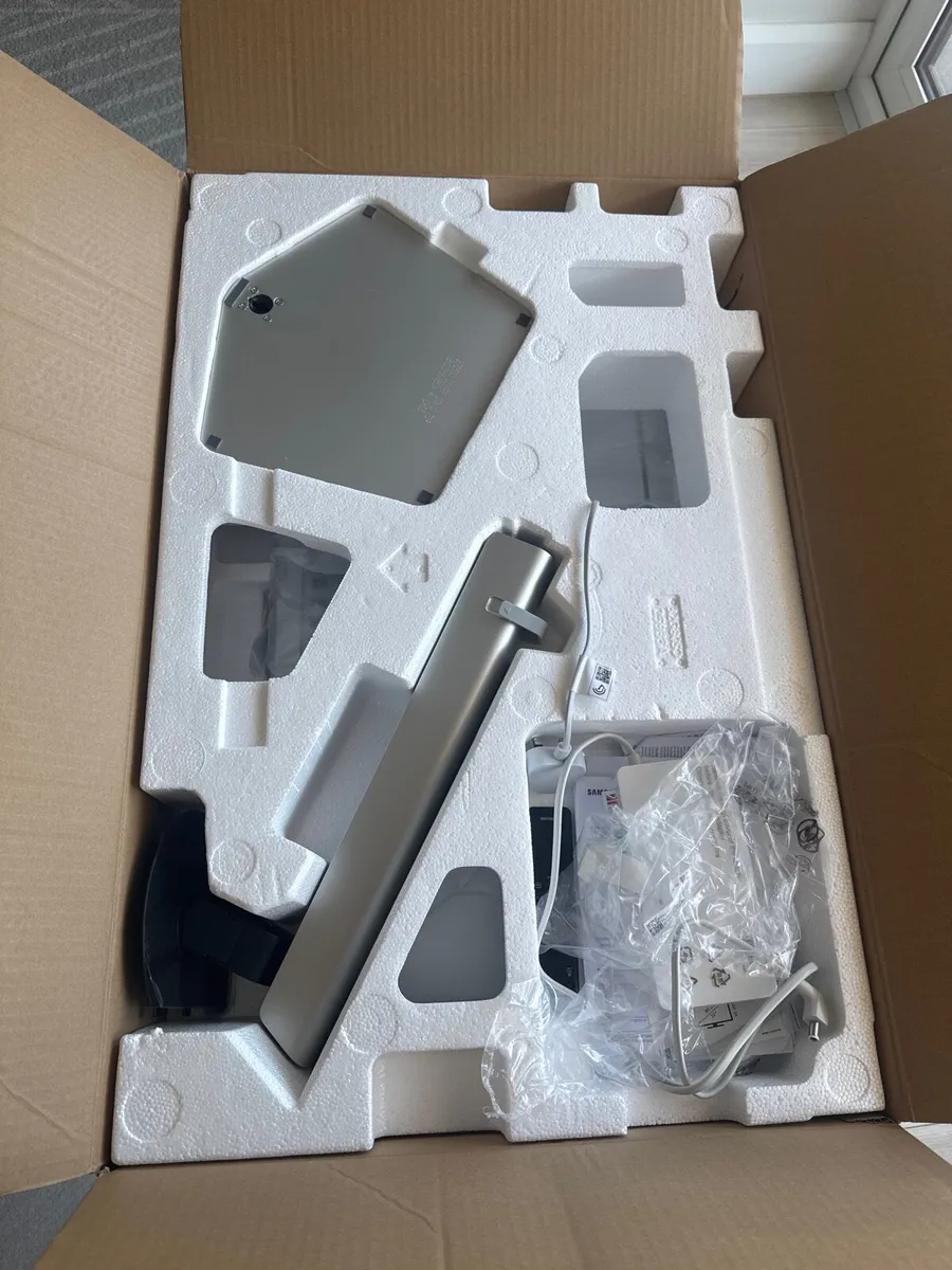 Samsung G8 monitor - Image 2