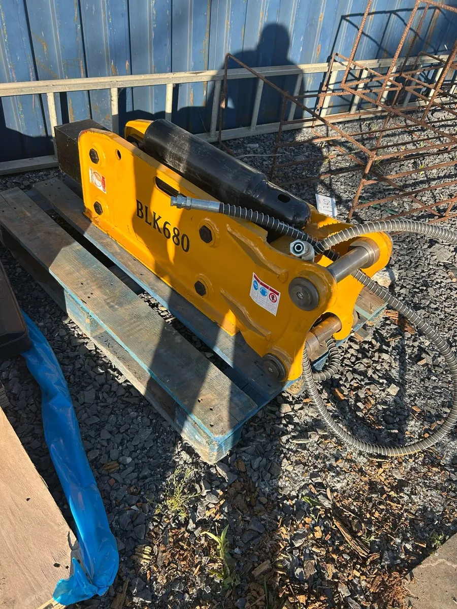 Selection of Breakers & Compaction plates - Image 1