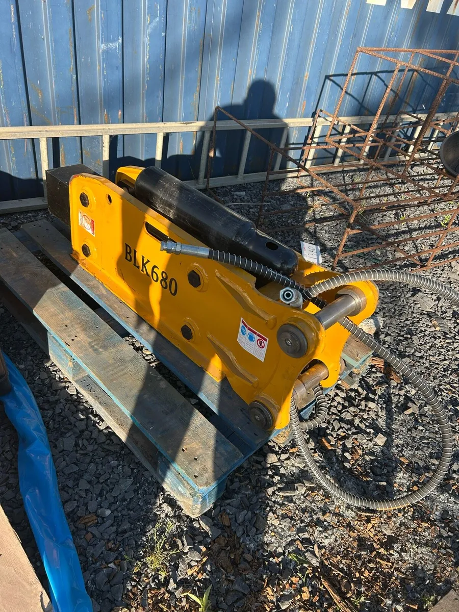 Selection of Breakers & Compaction plates - Image 2