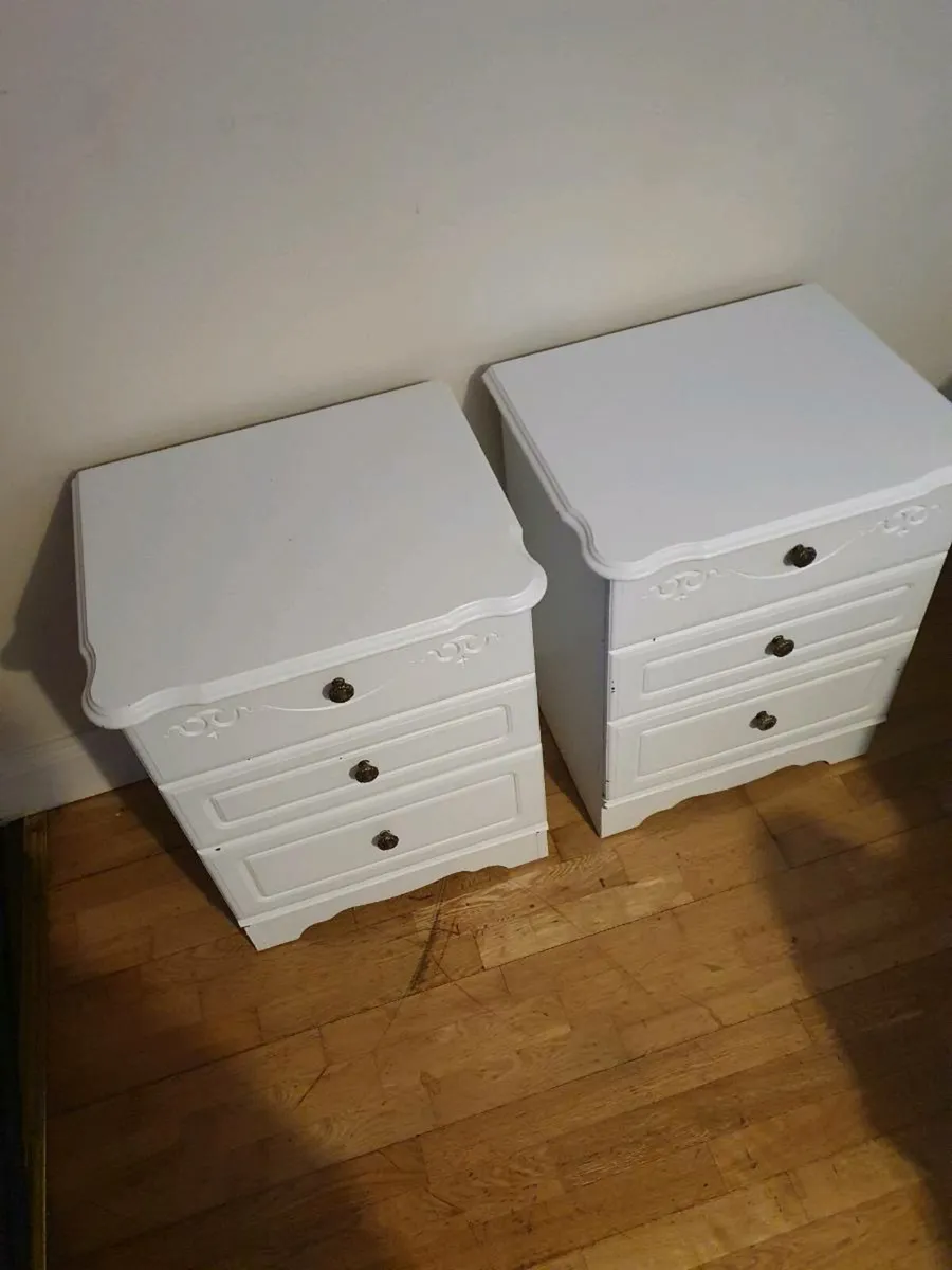 Bedside lockers. - Image 2