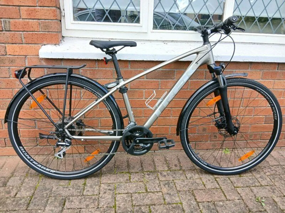 Trek Dual Sport 2 (new & unused) with accessories - Image 1