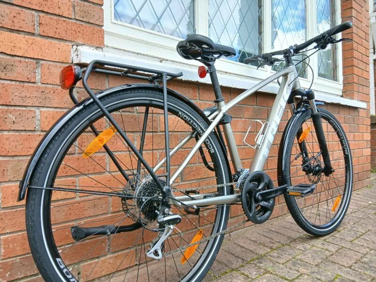 Trek Dual Sport 2 (new & unused) with accessories - Image 2
