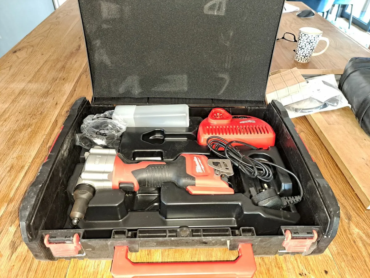 Milwaukee rivet gun - Image 1