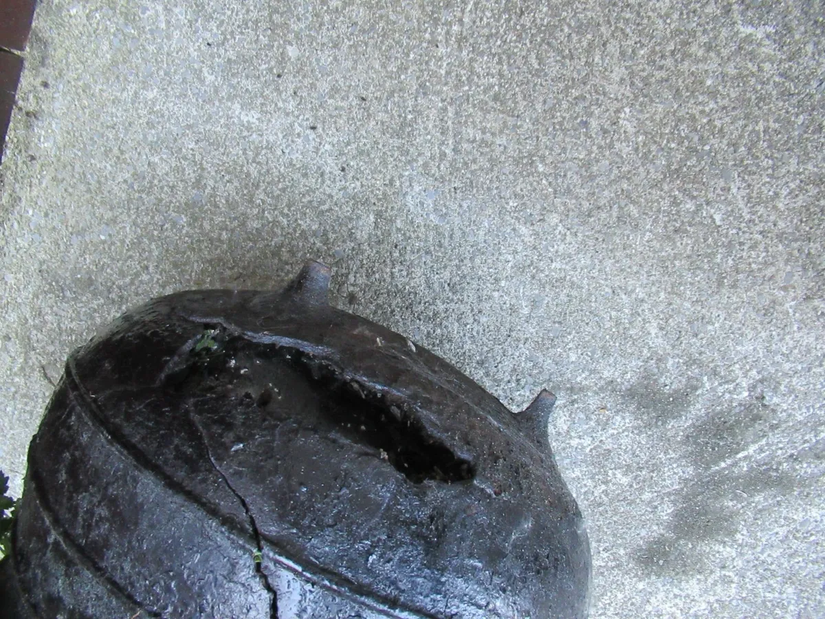 garden pot Black Cauldron iron antique vintage - Image 3