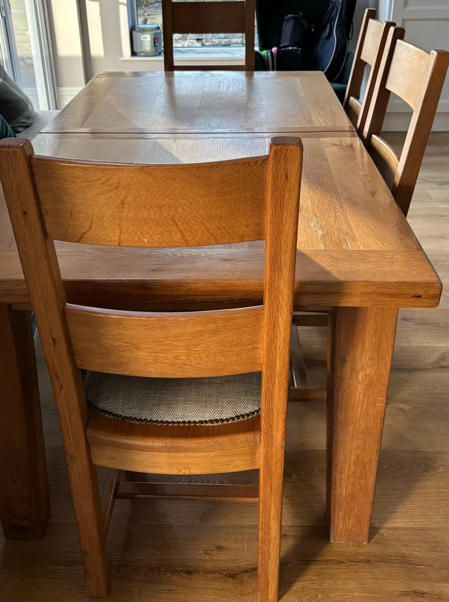 Solid oak  dining table and 6 chairs - Image 1