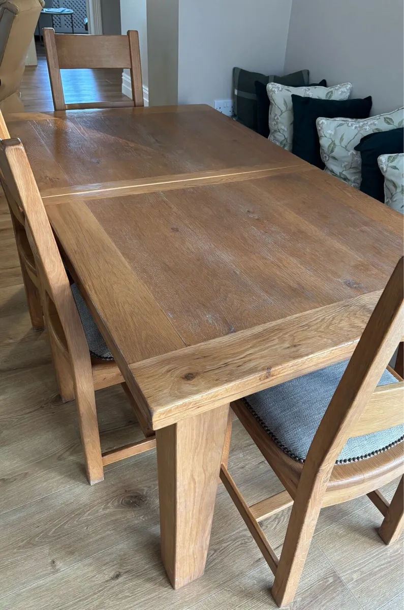 Solid oak  dining table and 6 chairs - Image 2