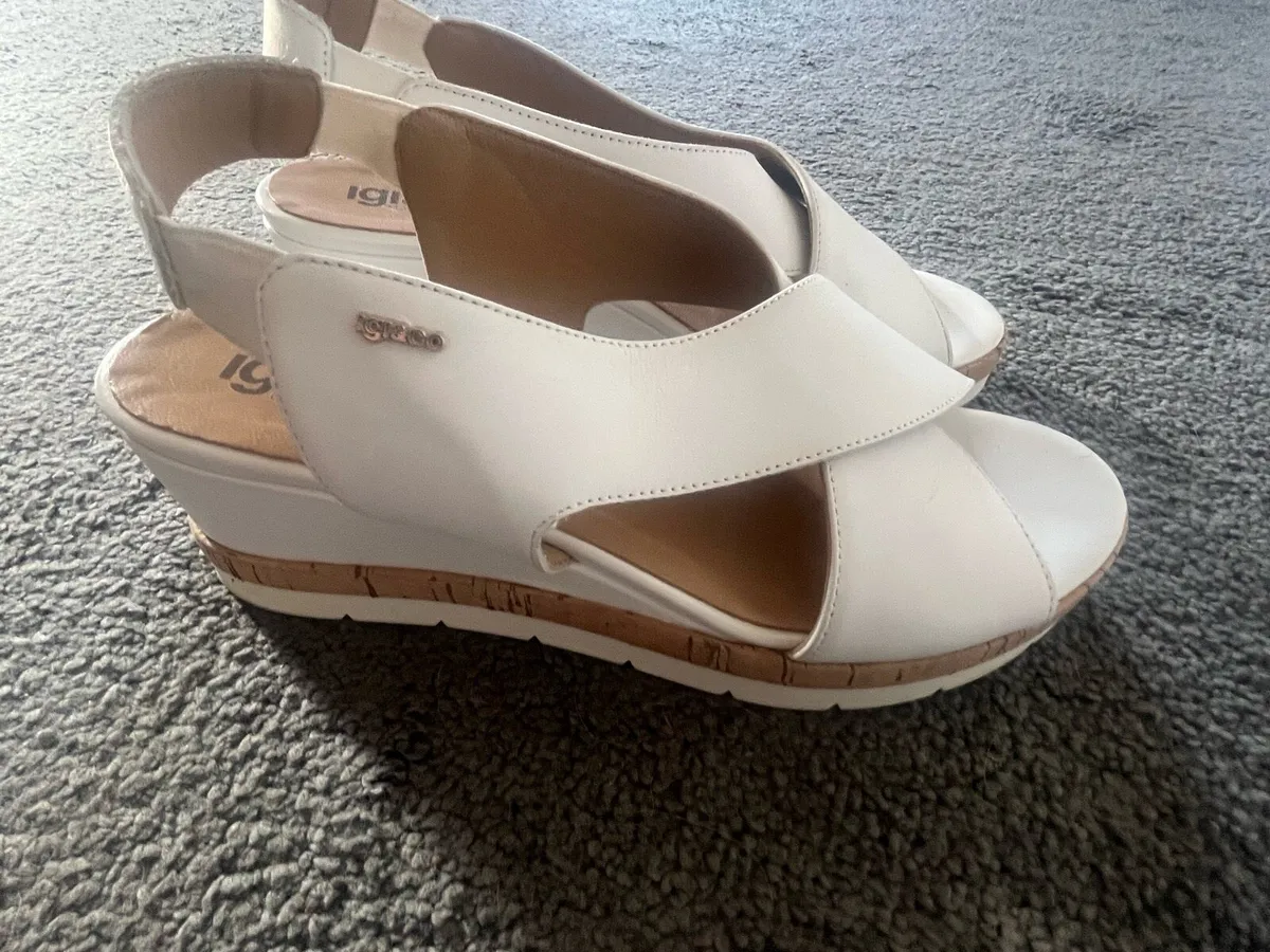 Wedge sandals size 6-7 - Image 1