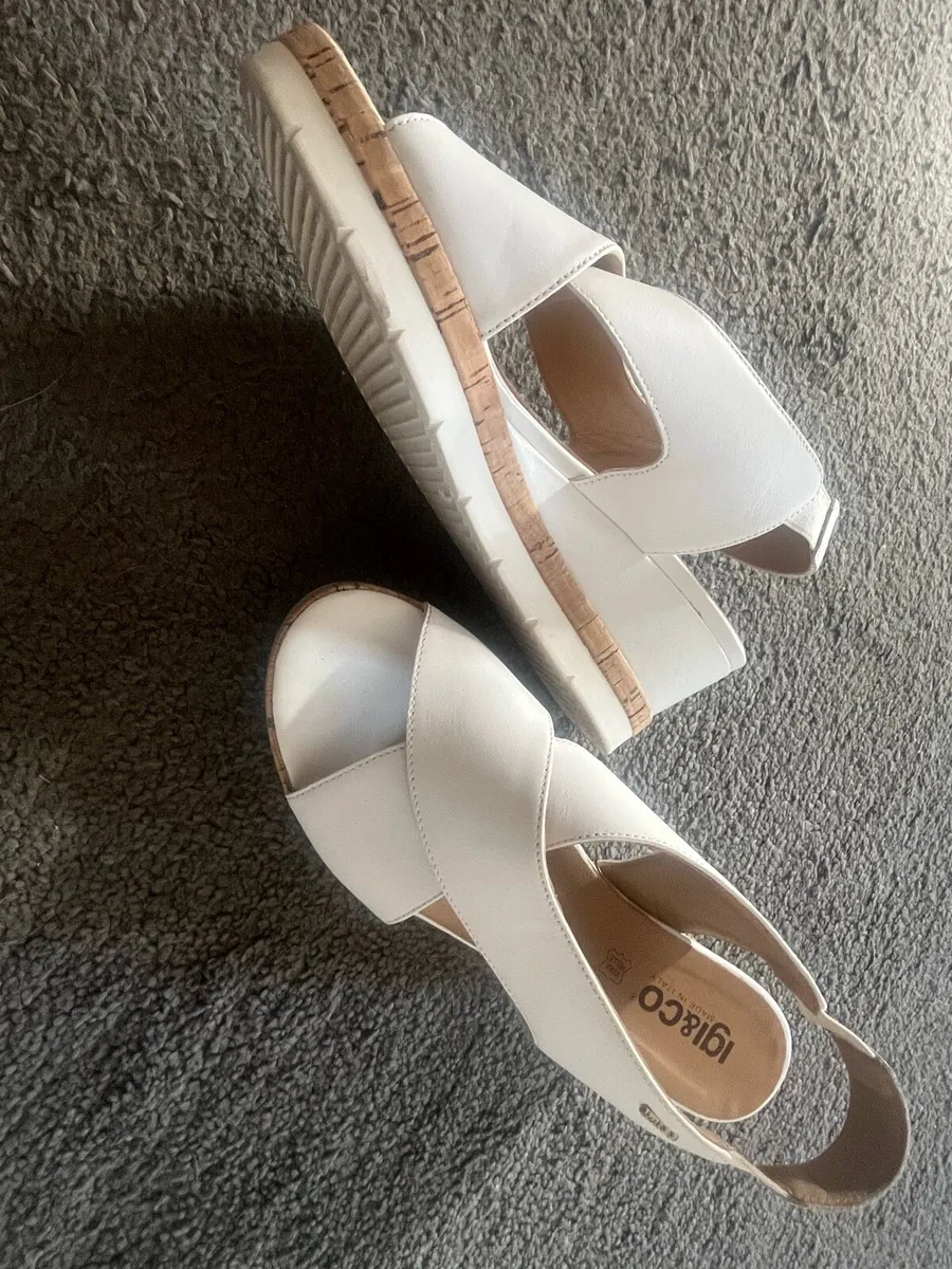 Wedge sandals size 6-7 - Image 3