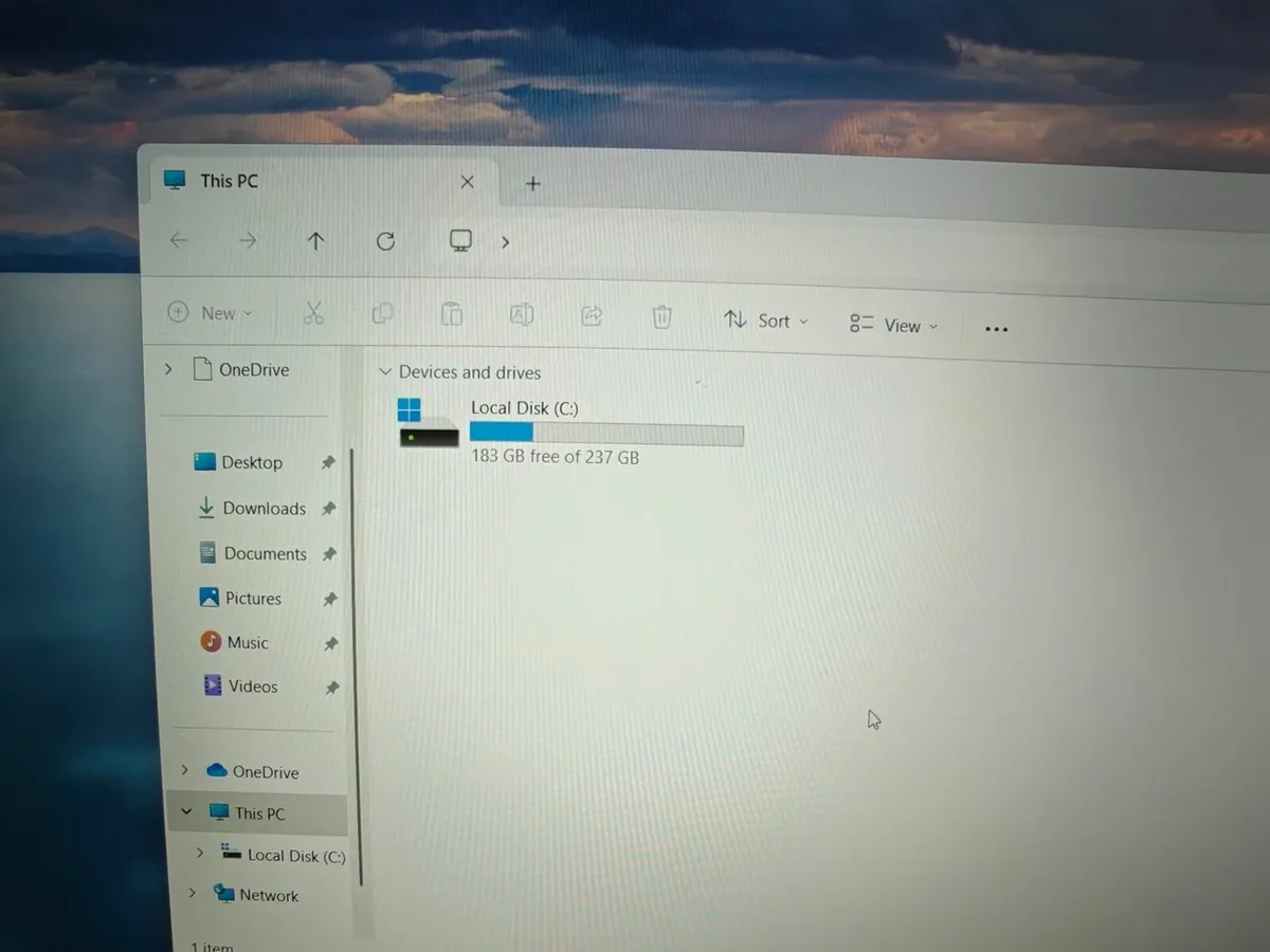 DELL Latitude 5590 | i7 | 16GB | 256GB | 15.6" FHD - Image 4