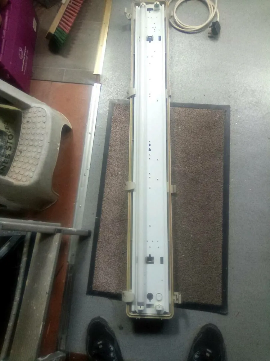 SOCKETS . SWITCH . LIGHT JOINT BOX - Image 2