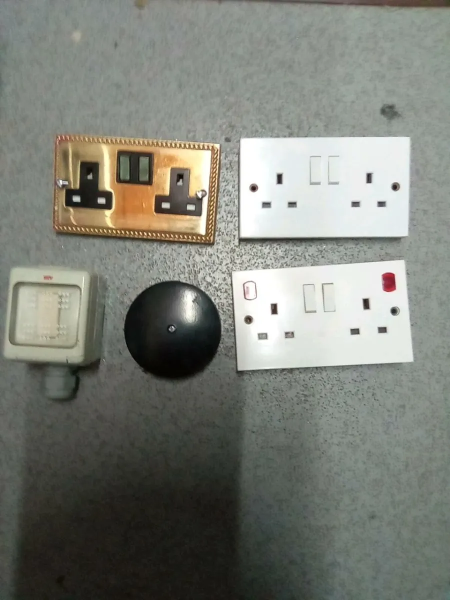SOCKETS . SWITCH . LIGHT JOINT BOX - Image 4